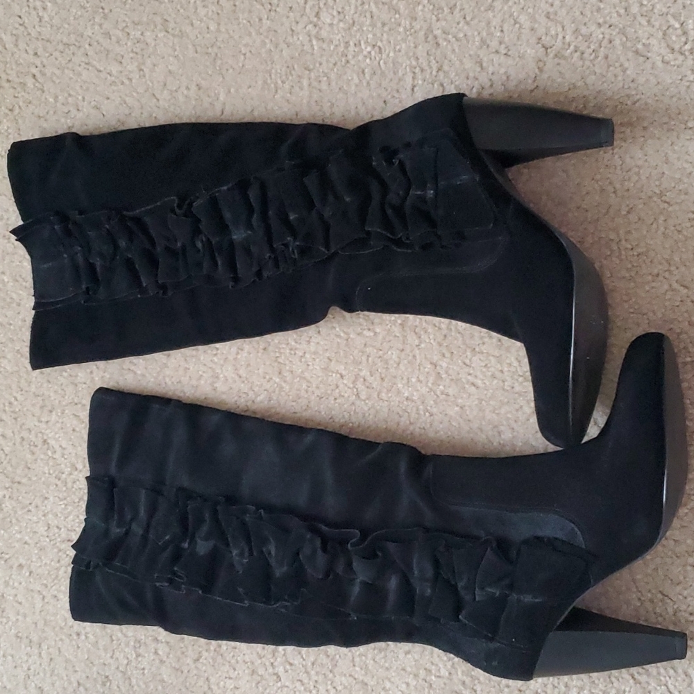 Duffled black suede boot size 8